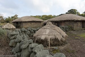Traditionelles Dorf im Jeju Stone Park