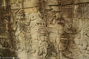 Relief mit einem Kriegszug der Khmer im Bayon.