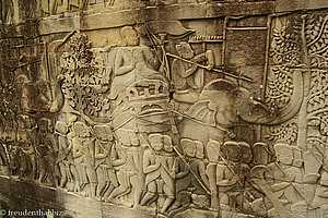 Relief mit einem Kriegszug der Khmer im Bayon.