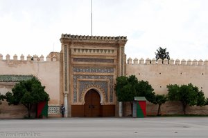 eines der mächtigen Tore zum Schloss von Meknès