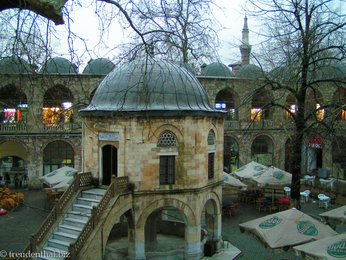 Pavillon in der Mitte der Karawanserei von Bursa