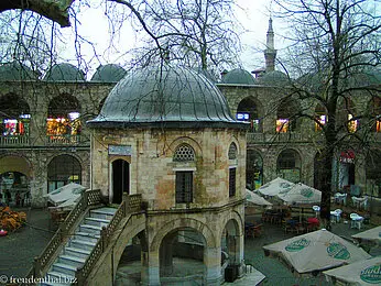 Pavillon in der Mitte der Karawanserei von Bursa