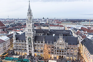 Blick auf den Marienplatz mit Christkindlmarkt vom Alten Peter in München