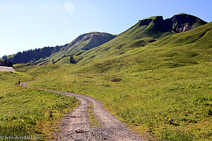 Wanderweg con Stoos zur Metzghütte