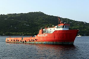 Schiff mit Wasser, Eis und treibstoff vor Bequia