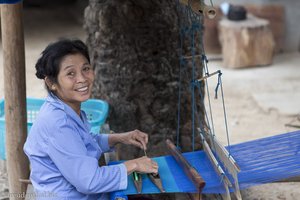 Frau beim Weben bei den Lao Loum in Laos