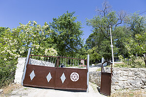 das durch die Hangbewegung schiefe Tor des jüdischen Friedhof von Orhei