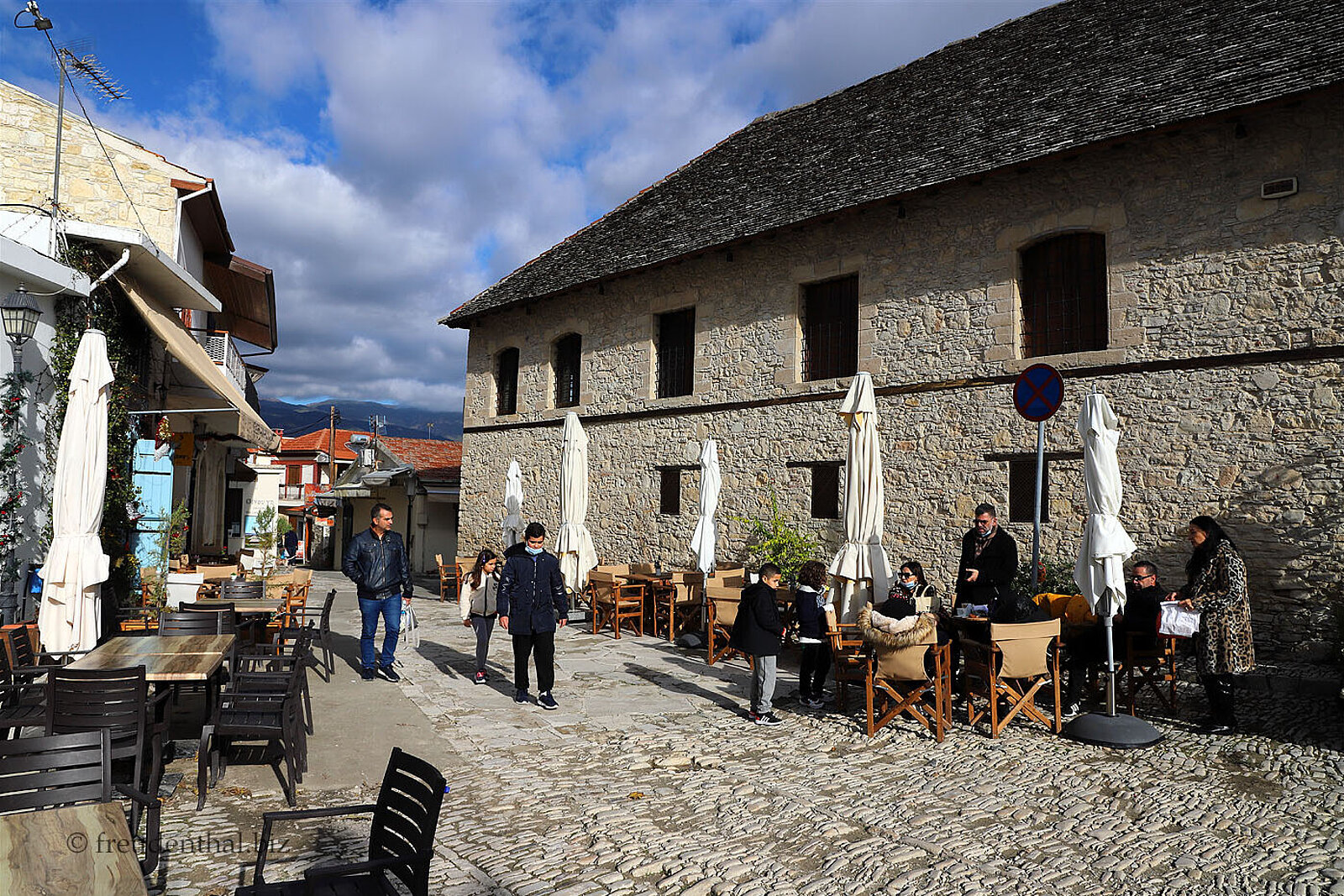 Gepflasterter Dorfplatz und Steinhäuser im Winzerdorf Omodos auf Zypern