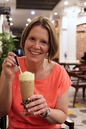 Annette genießt einen Egg-Coffee in Hué