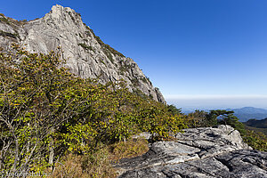 Wanderung bei tiefblauem Himmel - Gayasan Nationalpark