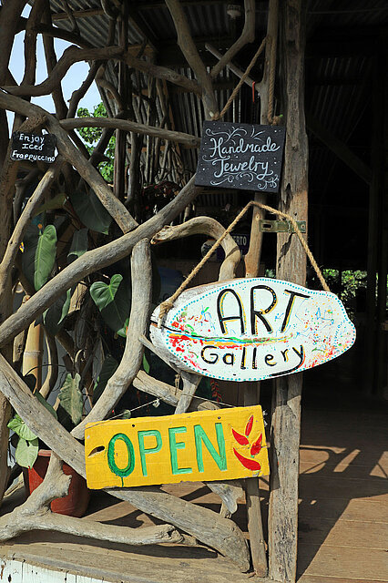Der Eingang zum Nature Cafe mit der Art Gallery