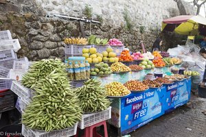 Obst und Gemüse auf dem Straßenmarkt von Kyaiktiyo