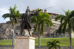 Stolze Statue von Admiral Blas de Lezo vor dem Castillo San Felipe.