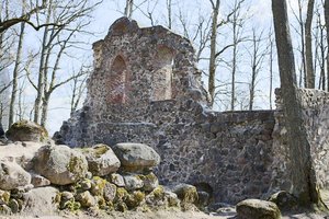 Spärliche Reste der Ruine Krimulda