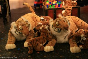 Tiger-Stofftiere in den Galeries Lafayette