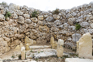 Steintische in der Tempelanlage von Ġgantija