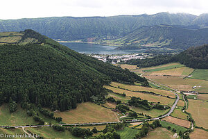 Blick vom Kraterrand über Sete Cidades zum Lagoa Azul