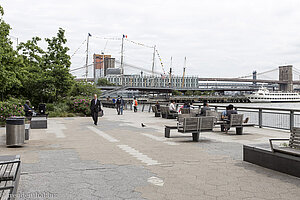 auf der East River Esplanade zum South Street Seaport