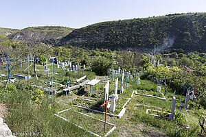 Friedhof neben dem Höhlenkloster von Orheiul Vechi in Moldawien