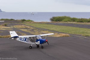 Landeanflug eines Ultraleichtfliegers bei Le Port