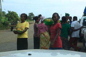 Mangoverkäuferinnen auf dem Weg nach Arba Minch - Äthiopien.