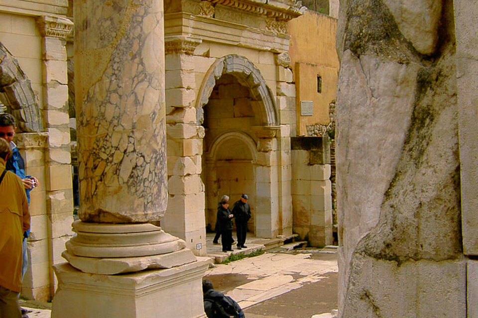 Blick aus der Bibliothek der Familie Celsus in Ephesos