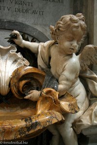 Engelfigur in der Peterskirche