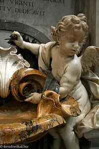 Engelfigur in der Peterskirche