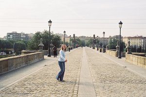 Annette auf der Toledo-Brücke