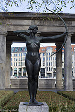 Statue beim Säulengang der Alten Nationalgalerie