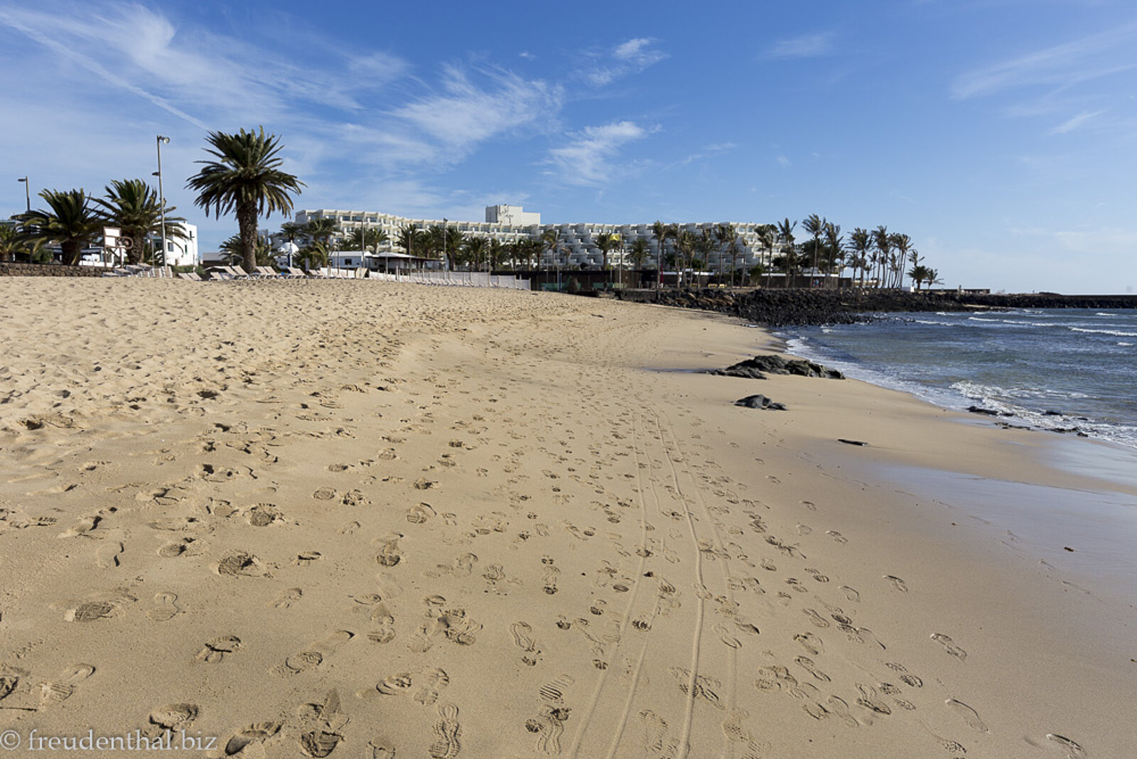 Strand an der Playa de las Cucharas bei Costa Teguise auf der Kanareninsel Lanzarote