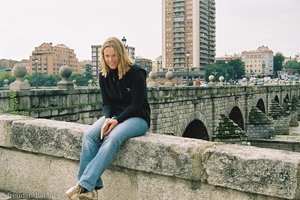 Annette mit einem Stadtplan auf Puente de Segovia