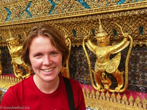 Trotz Müdigkeit strahlt Anne mit dem Gold des Wat Phra Kaeo um die Wette.