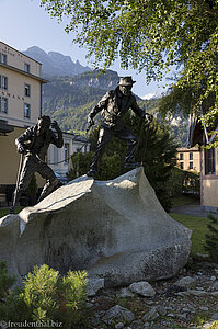 Melchior Anderegg Statue in Meiringen