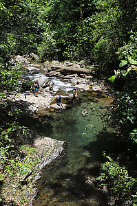 Badestellen im klaren Gebirgswasser des Río Negro