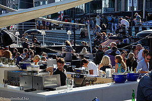 Aker Brygge mit seinen vielen gut besuchten Restaurants