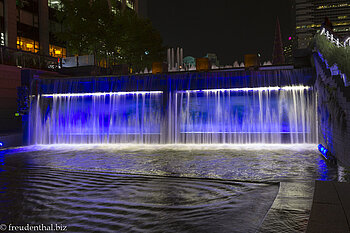 Der blaue Wasserfall als Beginn des Cheonggyecheon