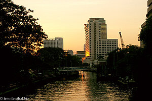 Atrium Bangkok - Bick vom Klong auf das Hotel