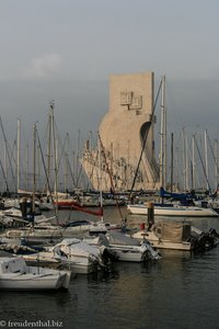 Blick über den Yachthafen von Belem zum Denkmal der Entdeckungen