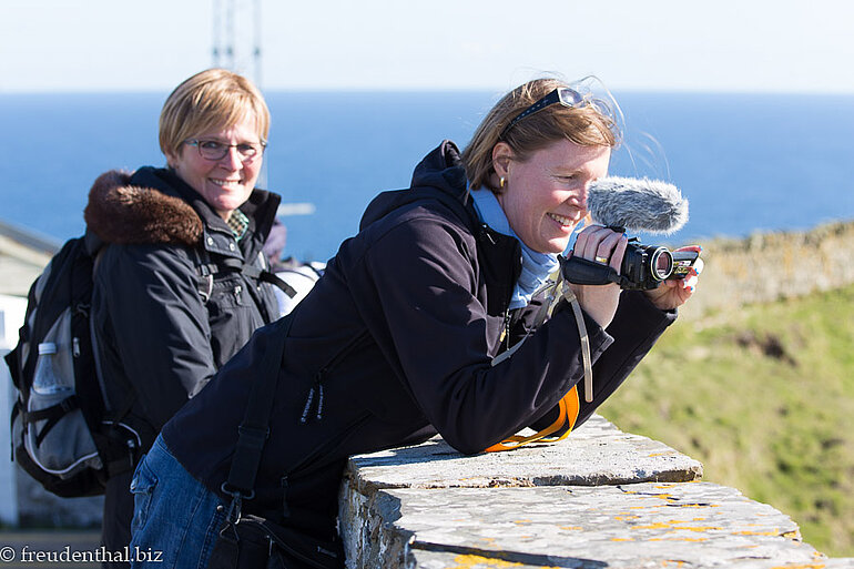 Anne und Rita als Puffins-Beobachter
