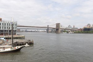 Blick auf die Brooklyn Bridge vom South Street Seaport