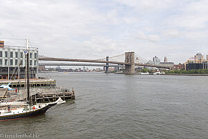 Blick auf die Brooklyn Bridge vom South Street Seaport