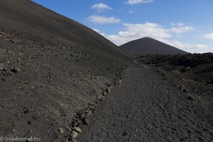 Schwarzer Lava-Boden rund um die Caldera de los Cuervos
