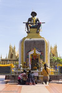 König Setthathirath vor dem Pha That Luang
