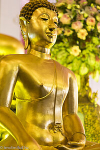 Goldene Buddha-Statue im Wat Chana Songkhram i