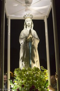 Statue der Muttergottes für die Kerzenprozession in Lourdes