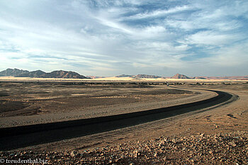 Ebene des Sossusvlei zwischen den 200 bis 400 Meter hohen Dünen