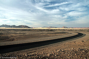 Ebene des Sossusvlei zwischen den 200 bis 400 Meter hohen Dünen