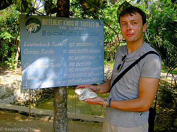 Lars mit kleiner Albino-Schildkröte