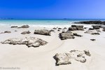 Weißer Sand und blaues Meer - Fazayah Beach
